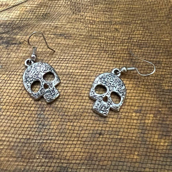 💀  Etched Sugar Skull Silver Dangle Earrings 
~ “Day of the Dead” 🥀 - Picture 3 of 7
